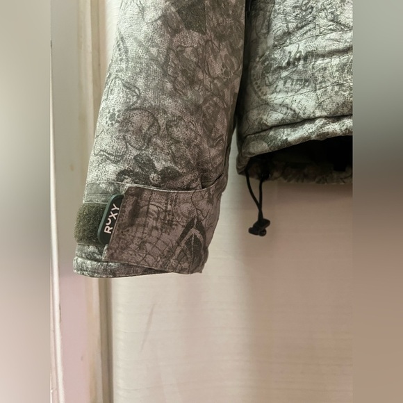 Geeen patterned Roxy winter jacket ladies size medium - Picture 4 of 8